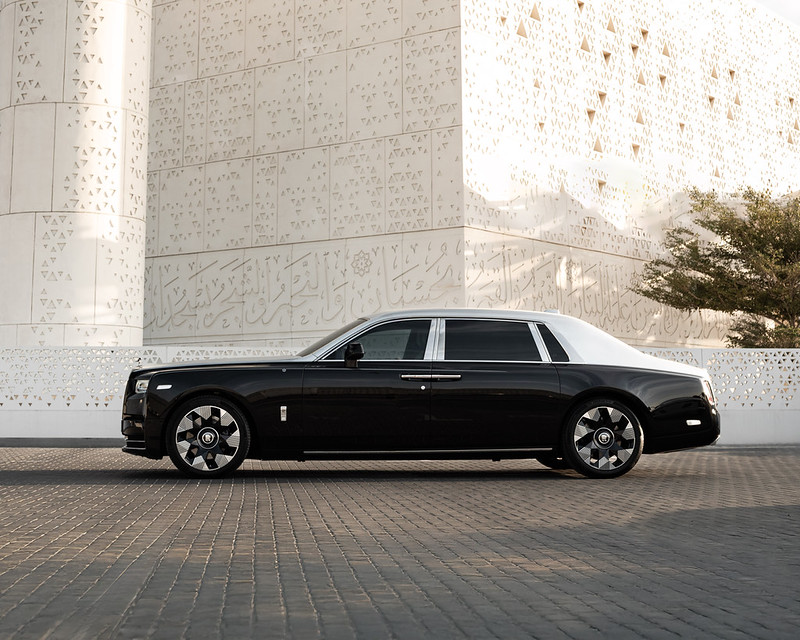 O primeiro capô gravado a laser do mundo é de um Rolls-Royce Phantom Arabesque