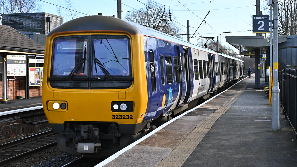 323232 - 2F01 | 2F01 Wigan North Western (09:25) to Liverpoo… | Flickr