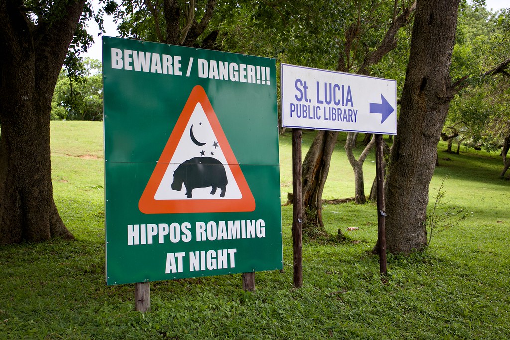 Señal de cuidado con hipopótamos en Santa Lucia