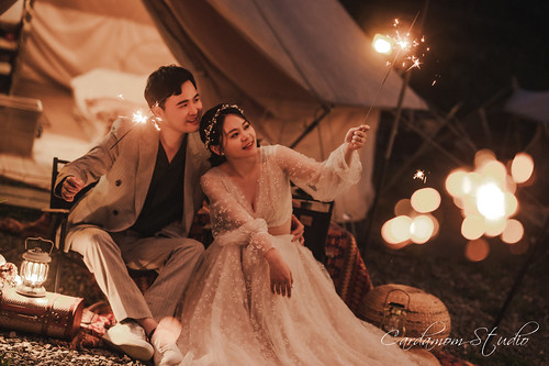 仙女棒婚紗攝影|新人手持仙女棒璀璨夜景煤油燈氛圍