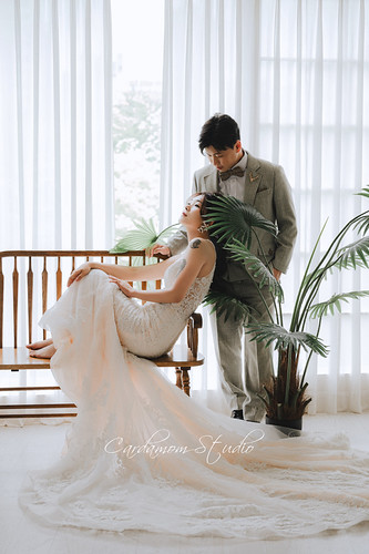 自然光婚紗攝影｜木椅佈置溫潤質感