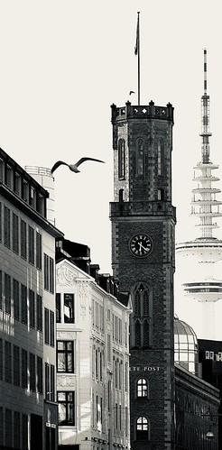 Hamburg Alte Post und Fernsehturm vom Rathausmarkt aus gesehen