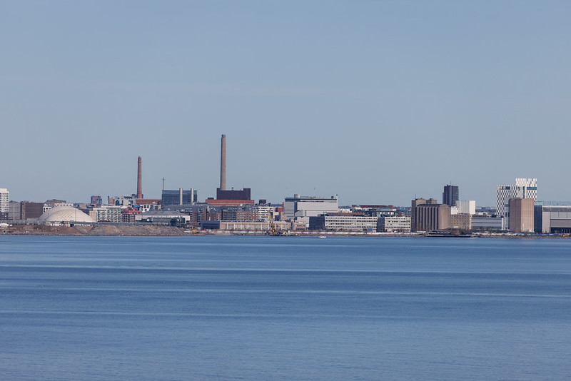 Helsinki Skyline über dem Wasser