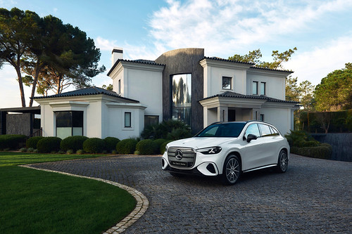 Mercedes-Benz reforça ofensiva elétrica com novos GLC e GLB