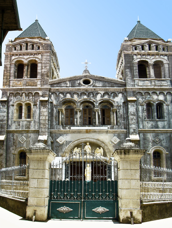 torres y portada exterior Catedral Católica de San José Stone Town Zanzíbar Tanzania 02