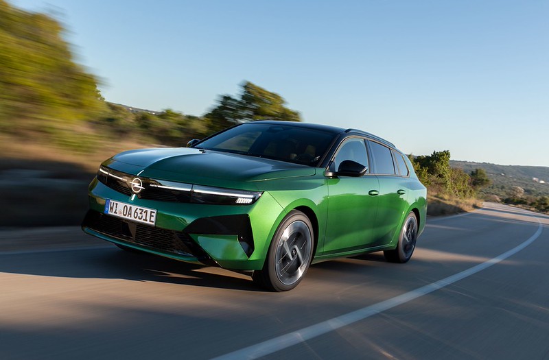 Opel Astra atualiza gama eletrificada com mais autonomia e nova tecnologia