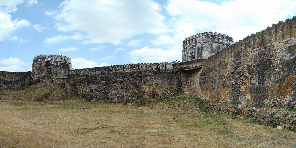 muralla torres del antiguo Fuerte de Omán Stone Town isla Zanzibar Tanzania 02