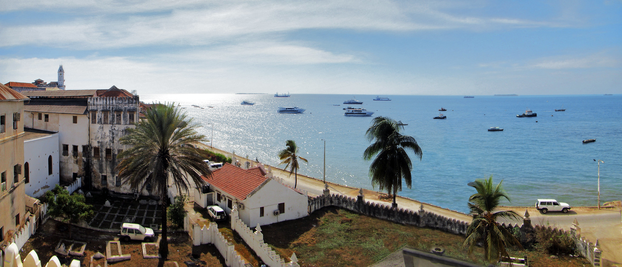 Vista de paseo maritimo desde el antiguo Fuerte de Omán Stone Town isla Zanzibar Tanzania 03