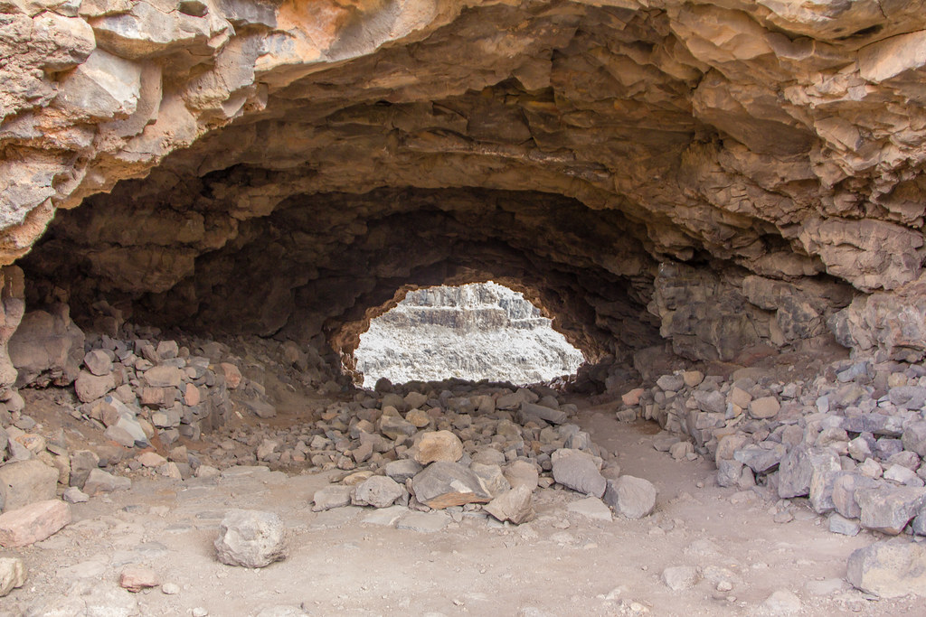 entrada de Oeste a Este tunel del Roque de la Fortaleza Grande yacimiento arqueologico La Fortaleza Sta Lucia de Tirajana Gran Canaria 02