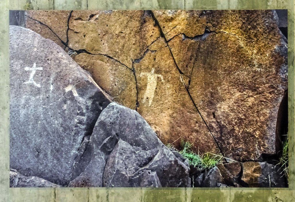 grabados antropomorfo sobre roca de basalto foto Museo yacimiento arqueologico La Fortaleza Sta Lucia de Tirajana Gran Canaria