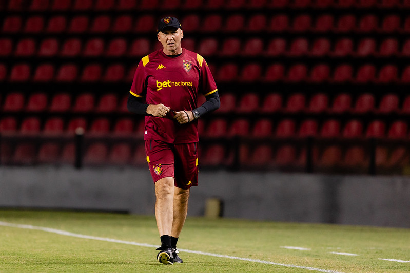 Sport realizou nesta sexta-feira o último treino antes do confronto contra o Botafogo-SP, pela Série B do Campeonato Brasileiro. A atividade, na Ilha do Retiro, foi aberta à imprensa e à torcida, que acompanhou de perto a preparação rubro-negra para o duelo desta sexta-feira. Foto: Paulo Paiva/ Sport Club do Recife. Treino Ilha do Retiro | 09/07/2026