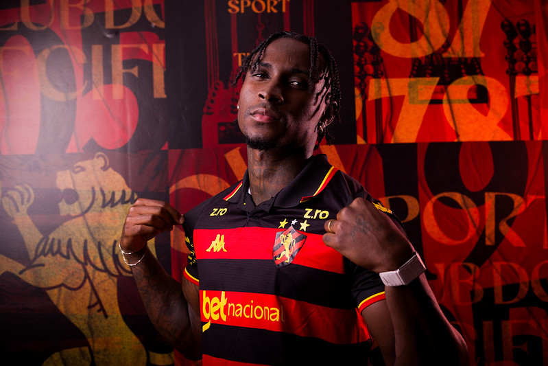 Atacante Dudu Teodora, novo reforço do Sport Club do Recife, durante sua apresentação oficial no Centro de Treinamento José de Andrade Médicis, em Recife (PE). O jogador passa a integrar o elenco rubro-negro para a sequência da temporada. Foto: Paulo Paiva / Sport Club do Recife. Dudu é do Sport