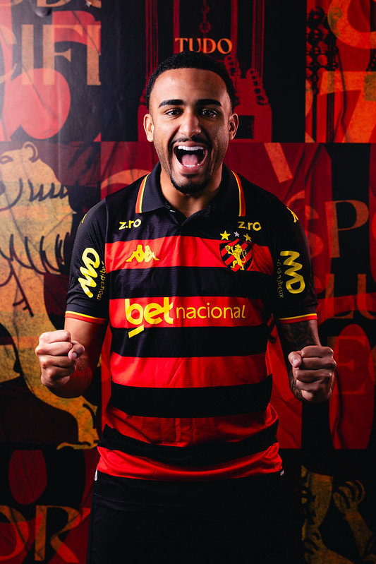 Zagueiro Kayky Almeida, novo reforço do Sport Club do Recife, durante sua apresentação oficial no Centro de Treinamento José de Andrade Médicis, em Recife (PE). O jogador passa a integrar o elenco rubro-negro para a sequência da temporada. Foto: Paulo Paiva / Sport Club do Recife. Kayky é do Sport