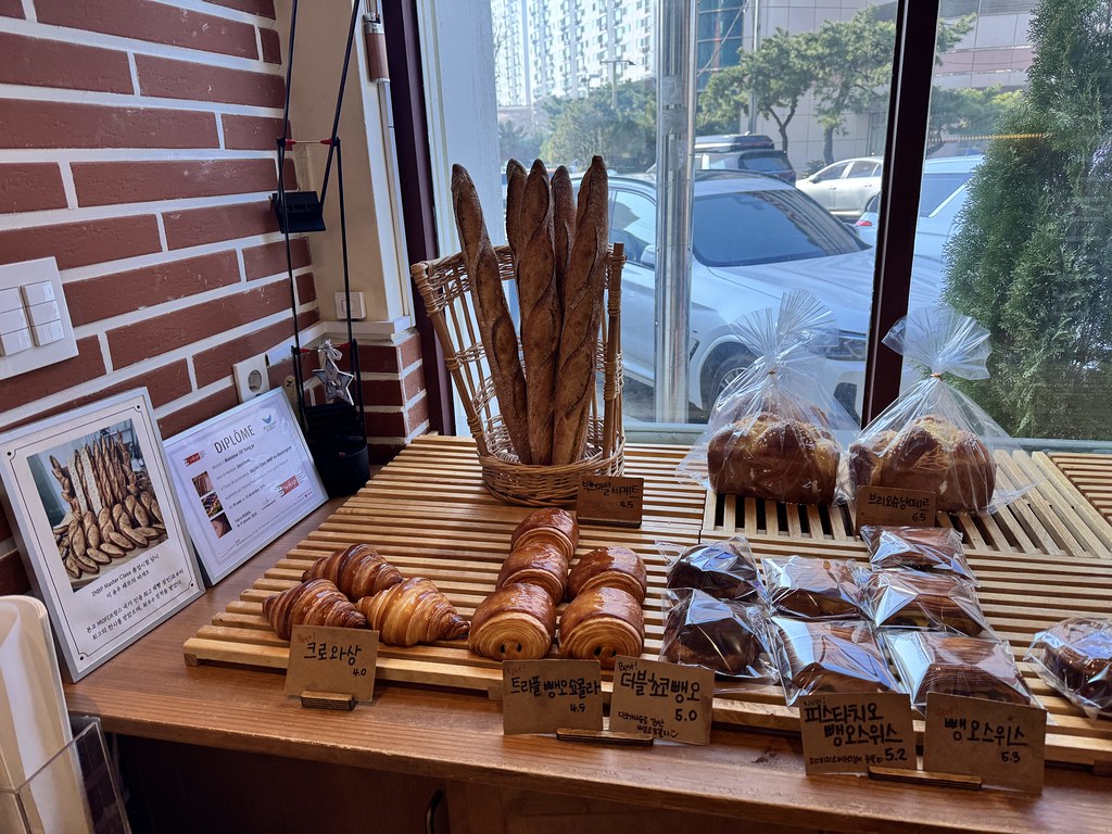 바게트와 크로와상도 있습니다.