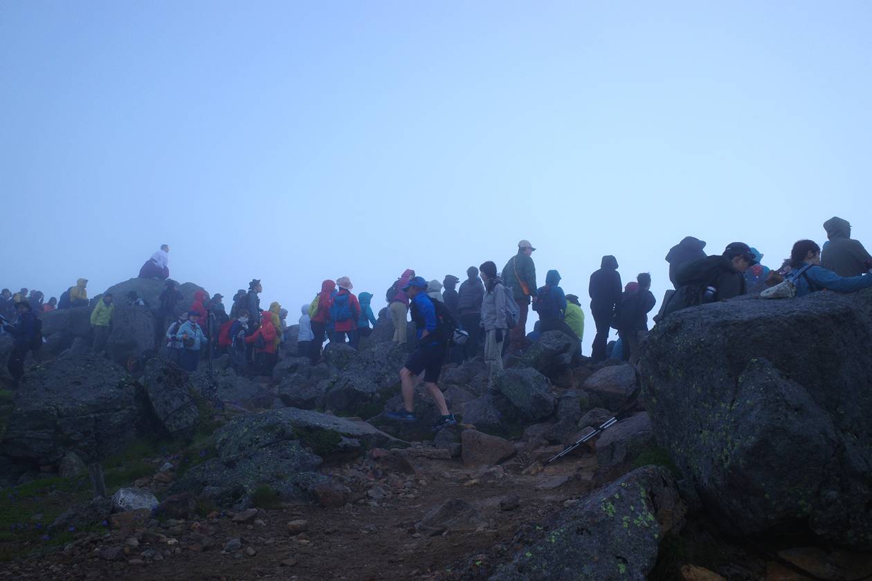【北陸】白山 山頂でご来光を待つ登山者