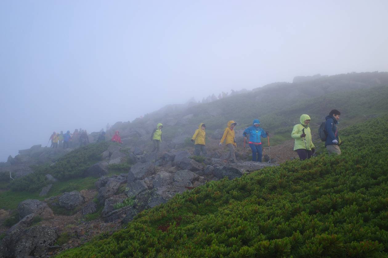【北陸】白山山頂からの日の出を見に来た登山者の列