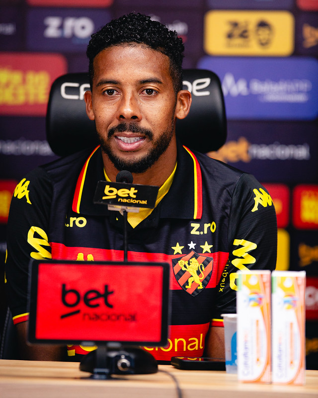 Apresentação do atleta Willian Oliveira, novo reforço do Sport Club do Recife, durante sua apresentação oficial em entrevista coletiva no Centro de Treinamento José de Andrade Médicis, em Recife (PE). O jogador passa a integrar o elenco rubro-negro para a sequência da temporada. Foto: Paulo Paiva / Sport Club do Recife. Apresentação Willian Oliveira | 04/07/2026