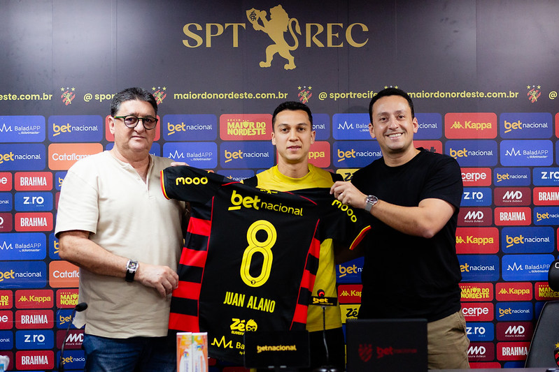 Meio-campista Juan Alano, novo reforço do Sport Club do Recife, durante sua coletiva de apresentação na Ilha do Retiro, em Recife (PE), nesta quarta-feira, 12 de agosto de 2026. Foto: Paulo Paiva / Sport Club do Recife. Apresentação Juan Alano | 12/08/2026