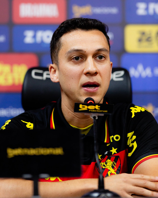 Meio-campista Juan Alano, novo reforço do Sport Club do Recife, durante sua coletiva de apresentação na Ilha do Retiro, em Recife (PE), nesta quarta-feira, 12 de agosto de 2026. Foto: Paulo Paiva / Sport Club do Recife. Apresentação Juan Alano | 12/08/2026