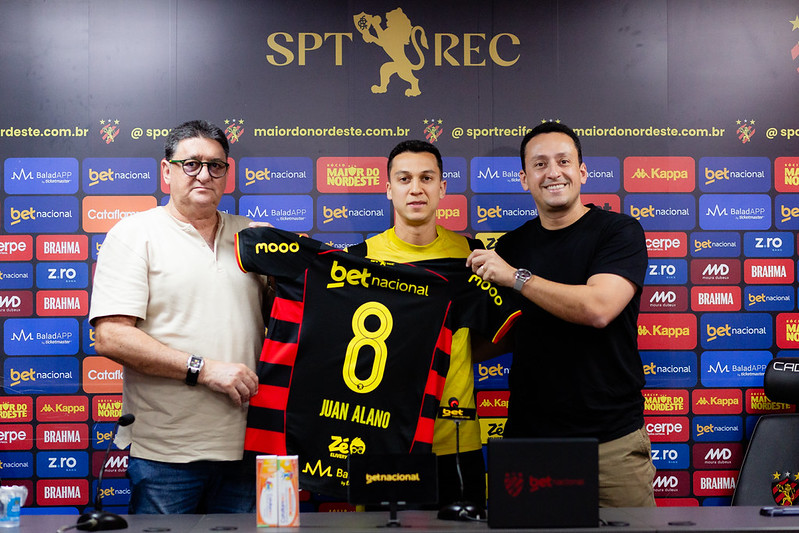 Meio-campista Juan Alano, novo reforço do Sport Club do Recife, durante sua coletiva de apresentação na Ilha do Retiro, em Recife (PE), nesta quarta-feira, 12 de agosto de 2026. Foto: Paulo Paiva / Sport Club do Recife. Apresentação Juan Alano | 12/08/2026