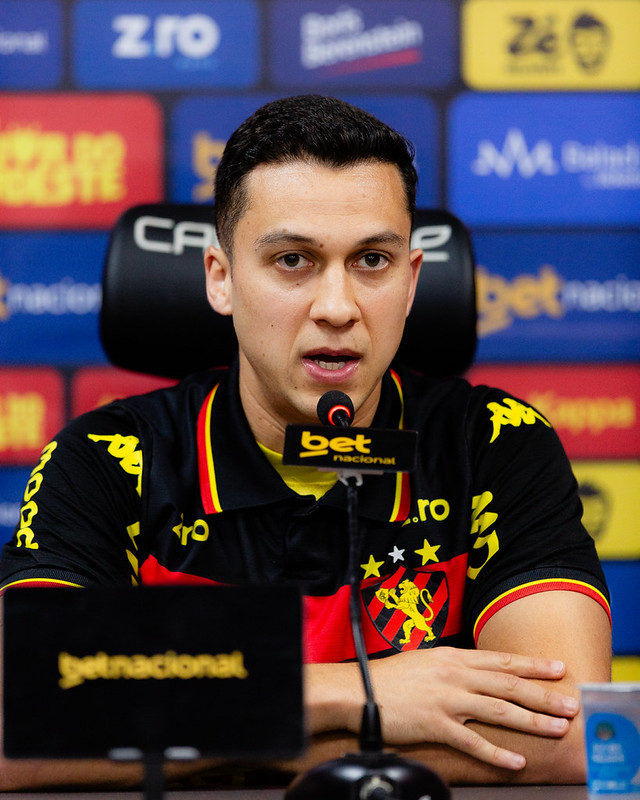 Meio-campista Juan Alano, novo reforço do Sport Club do Recife, durante sua coletiva de apresentação na Ilha do Retiro, em Recife (PE), nesta quarta-feira, 12 de agosto de 2026. Foto: Paulo Paiva / Sport Club do Recife. Apresentação Juan Alano | 12/08/2026