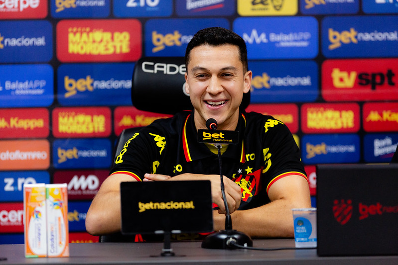 Meio-campista Juan Alano, novo reforço do Sport Club do Recife, durante sua coletiva de apresentação na Ilha do Retiro, em Recife (PE), nesta quarta-feira, 12 de agosto de 2026. Foto: Paulo Paiva / Sport Club do Recife. Apresentação Juan Alano | 12/08/2026