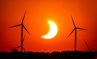 Flickr photo: Eclipsi a la Terra Alta / Eclipse among wind turbines