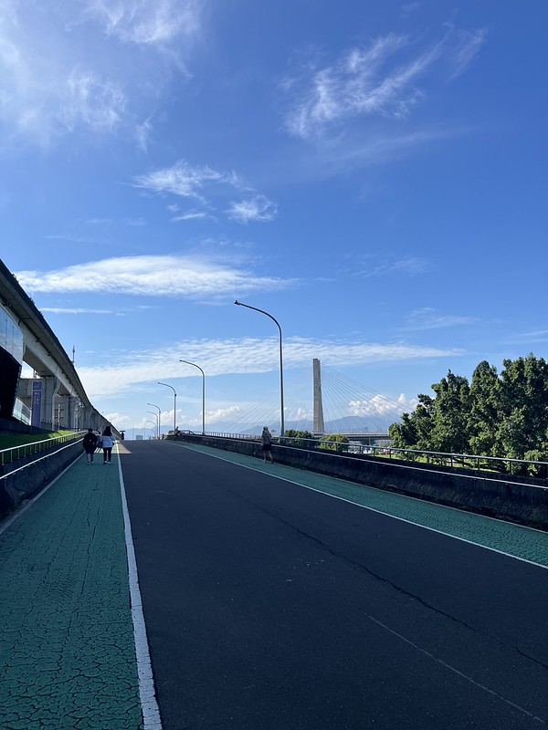 漢頓路跑結束後走往捷運三重站的路上，天空好清透