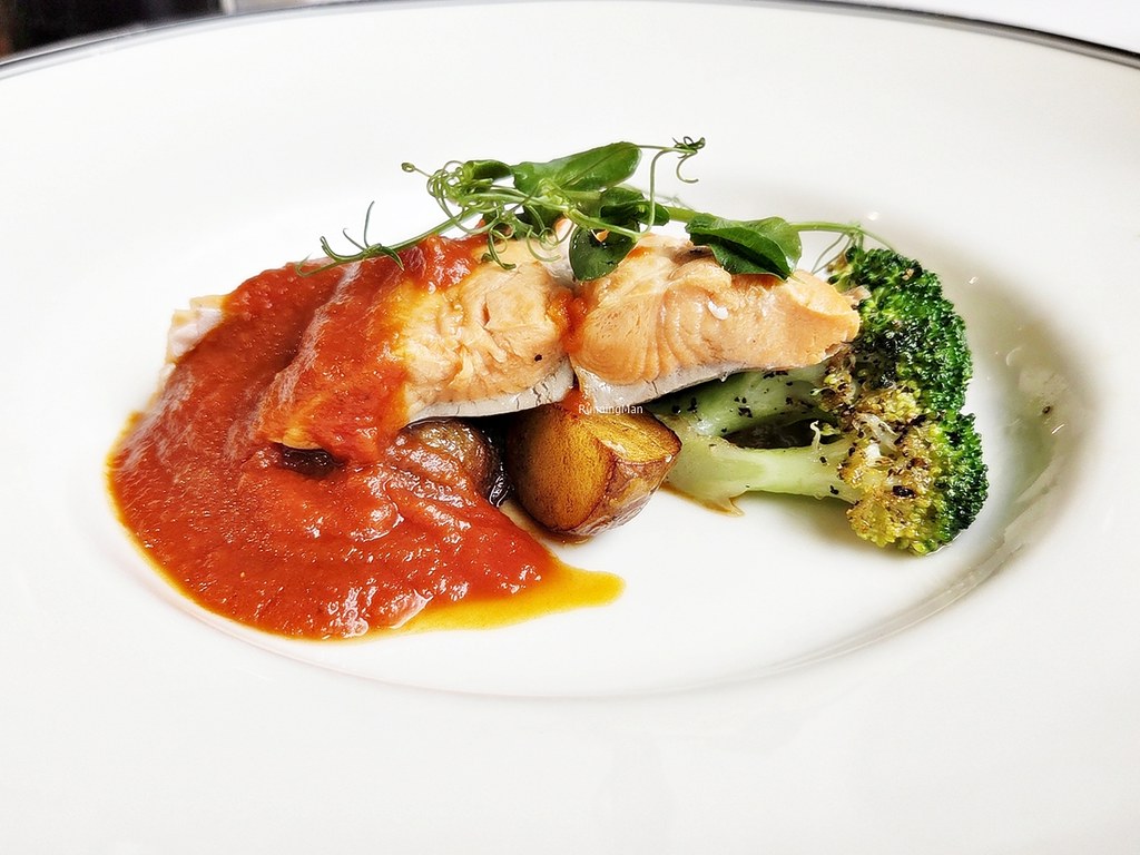 Saumon Poche, Petites Pommes De Terre Au Four, Coulis De Tomate / Poached Salmon Fish, Baked Baby Potatoes, Tomato Coulis