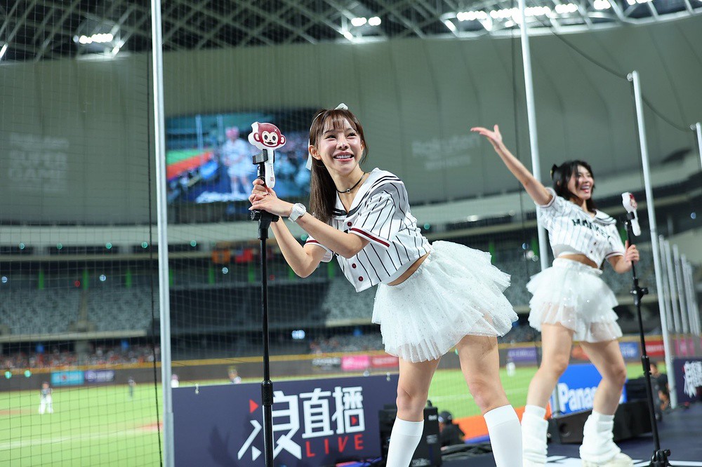 樂天桃猿「SINGDOME音樂電台」大巨蛋熱血開賽!樂天女孩性感舞曲與古典芭蕾驚豔全場 8 樂天桃猿 2026-08.jpg