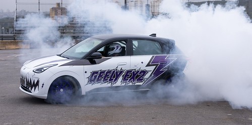 Quem disse que um citadino elétrico não pode fazer drift? A Geely E2 foi para a pista