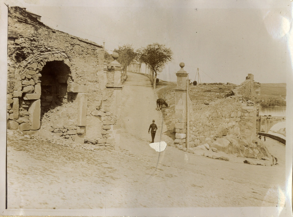 Puerta de Doce Cantos y Paseo del Carmen a comienzos del siglo XX. Álbum personal del militar Fermín García Selva. Archivo Municipal de Toledo