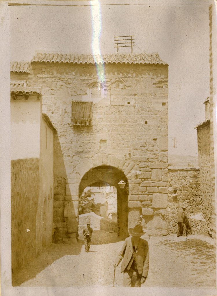 Puerta de Valmardón a comienzos del siglo XX. Album personal del militar Fermín García Selva. Archivo Municipal de Toledo