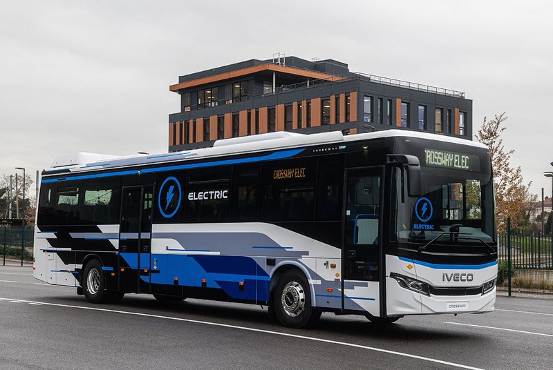 Autocarro elétrico IVECO Crossway LE Elec supera 500 km de autonomia em testes na Alemanha