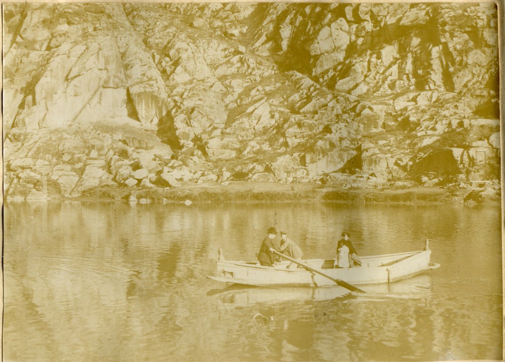 Una barca en el Tajo cerca del cerro del Bu a comienzos del siglo XX. Álbum personal del militar Fermín García Selva. Archivo Municipal de Toledo
