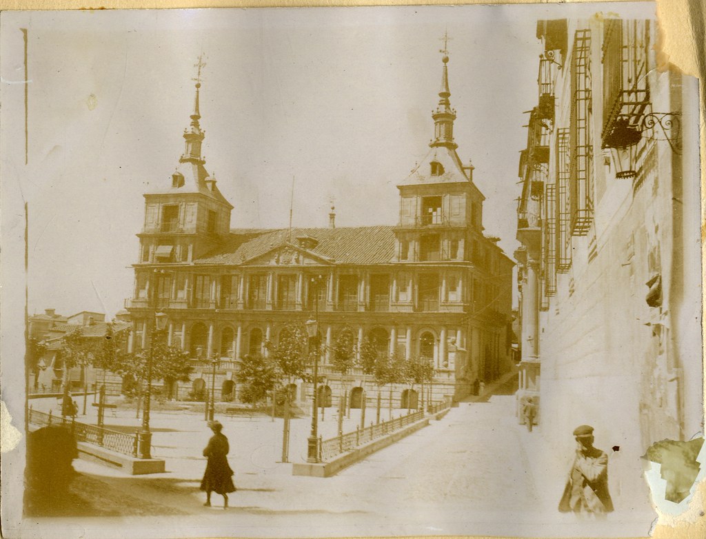 Plaza del Ayuntamiento a comienzos del siglo XX. Álbum personal del militar Fermín García Selva. Archivo Municipal de Toledo