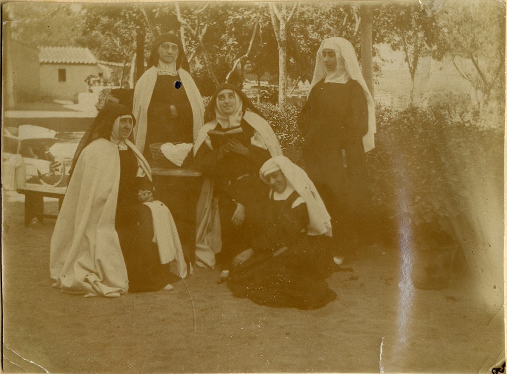 Un grupo de monjas a comienzos del siglo XX. Álbum personal del militar Fermín García Selva. Archivo Municipal de Toledo