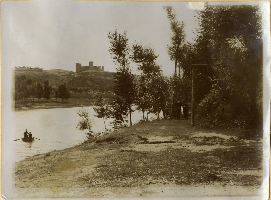 Ribera del Tajo en Safont con el castillo de San Servando al fondo a comienzos del siglo XX. Álbum personal del militar Fermín García Selva. Archivo Municipal de Toledo