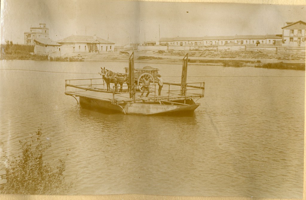 Barca cruzando el Tajo con un carro a comienzos del siglo XX. Álbum personal del militar Fermín García Selva. Archivo Municipal de Toledo