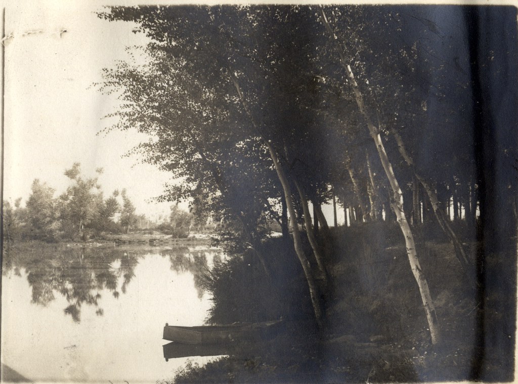 Una barca en la ribera del Tajo junto a una alameda a comienzos del siglo XX. Álbum personal del militar Fermín García Selva. Archivo Municipal de Toledo