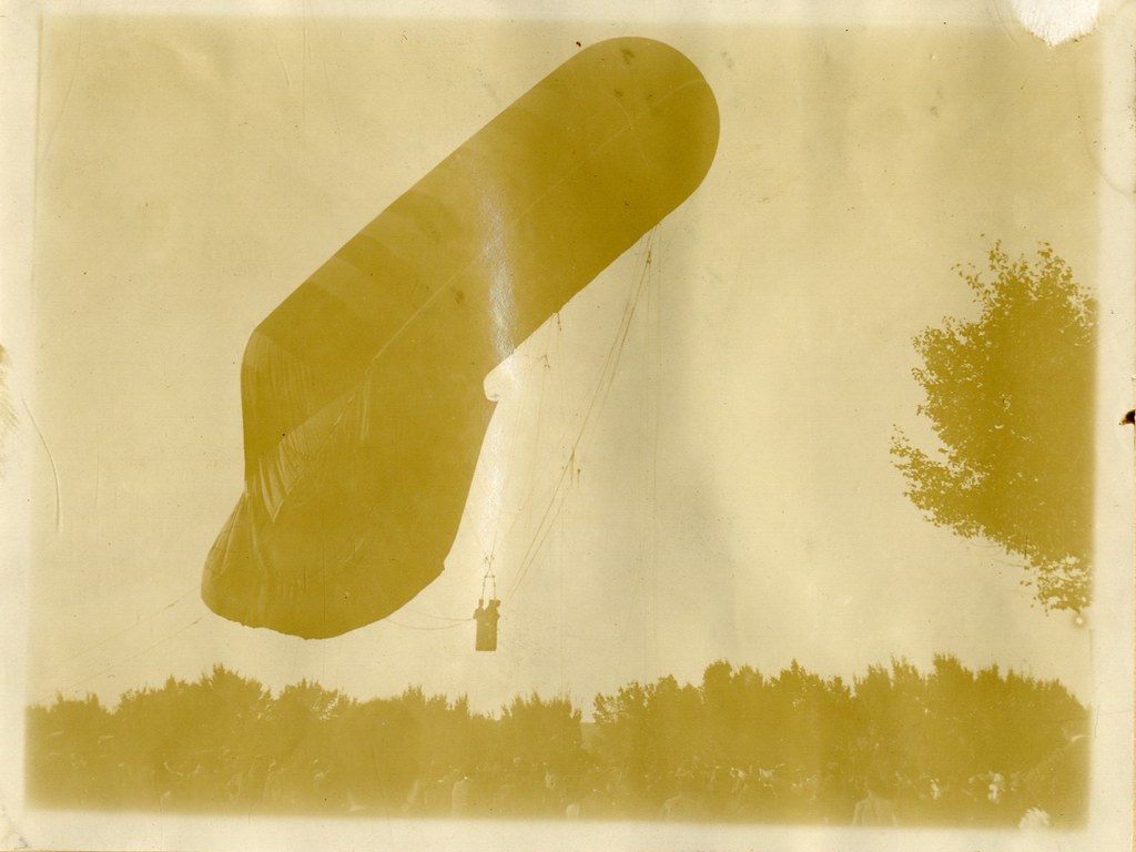 Dirigible en la Vega Baja a comienzos del siglo XX. Álbum personal del militar Fermín García Selva. Archivo Municipal de Toledo