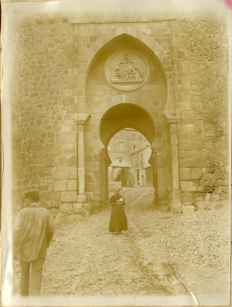Puerta del Sol a comienzos del siglo XX. Álbum personal del militar Fermín García Selva. Archivo Municipal de Toledo
