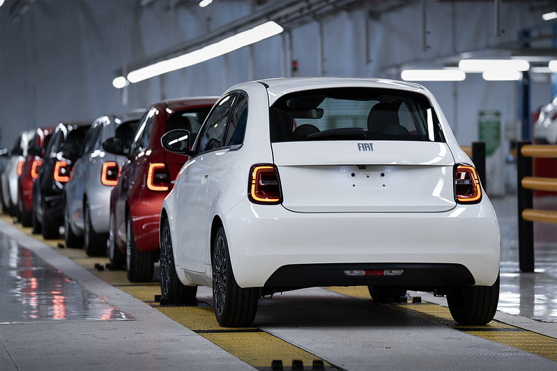 Stellantis volta a parar fábrica do Fiat 500 por falta de componentes