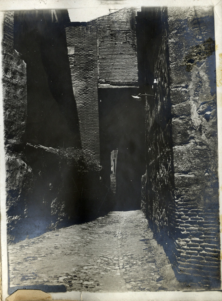 Cobertizo en la zona conventual de Toledo a comienzos del siglo XX. Album personal del militar Fermín García Selva. Archivo Municipal de Toledo