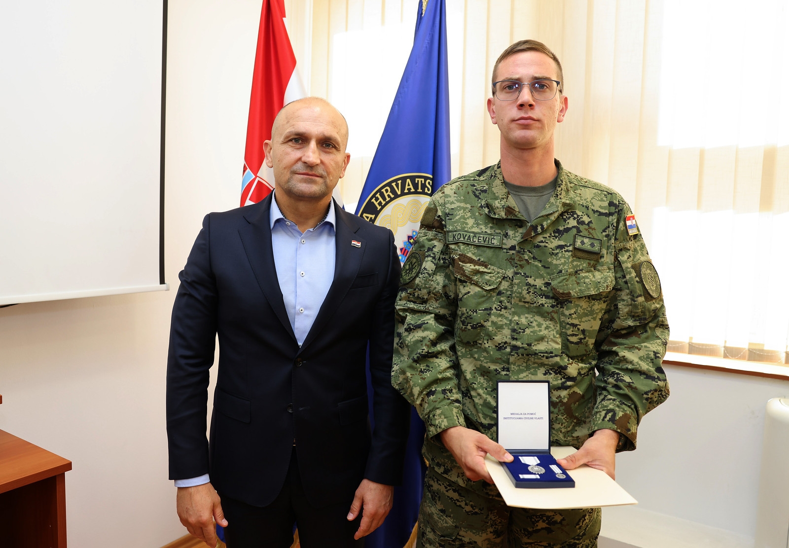 Ministar Anušić dodijelio medalje vojnicima koji su u Litvi spasili muškarca iz gorućeg automobila