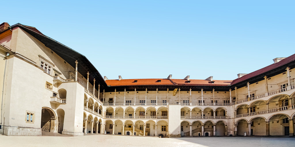 patio renacentista interior Castillo Real de Wawel Cracovia Polonia