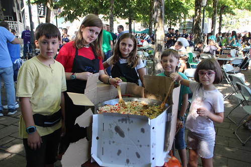 Kamiseta Eguna. Kuadrillak paellak prestatzen