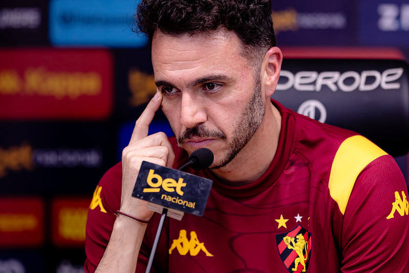 O técnico argentino Mariano Soso participa de sua coletiva de imprensa de apresentação como novo treinador do Sport Club do Recife, nesta quarta-feira (9), no Recife, Pernambuco. Soso retorna ao clube para sua segunda passagem no comando da equipe. Foto: Paulo Paiva/ Sport Recife Coletiva Mariano Soso |