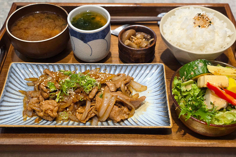 MOBU CAFE│人氣甜點工作室有實體店啦，台中北區讓人驚艷的千層和戚風蛋糕！午餐時段也有日式定食可享用～ @強生與小吠的Hyper人蔘~