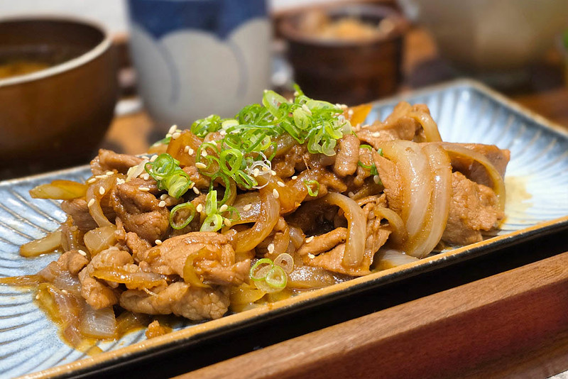 MOBU CAFE│人氣甜點工作室有實體店啦，台中北區讓人驚艷的千層和戚風蛋糕！午餐時段也有日式定食可享用～ @強生與小吠的Hyper人蔘~